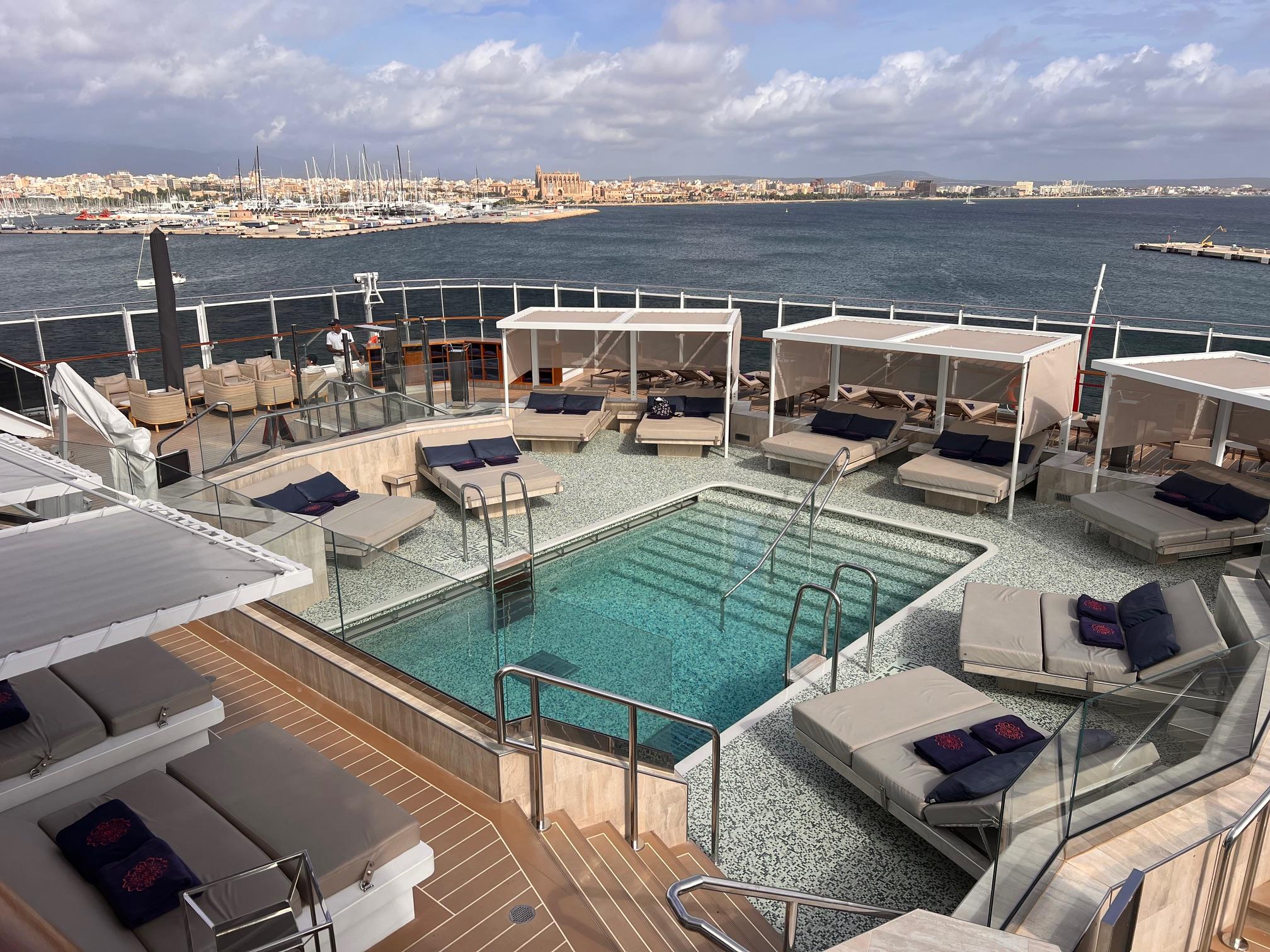 Luxus pur vor Mallorca! So sieht eines der nobelsten Kreuzfahrtschiffe der Welt von innen aus