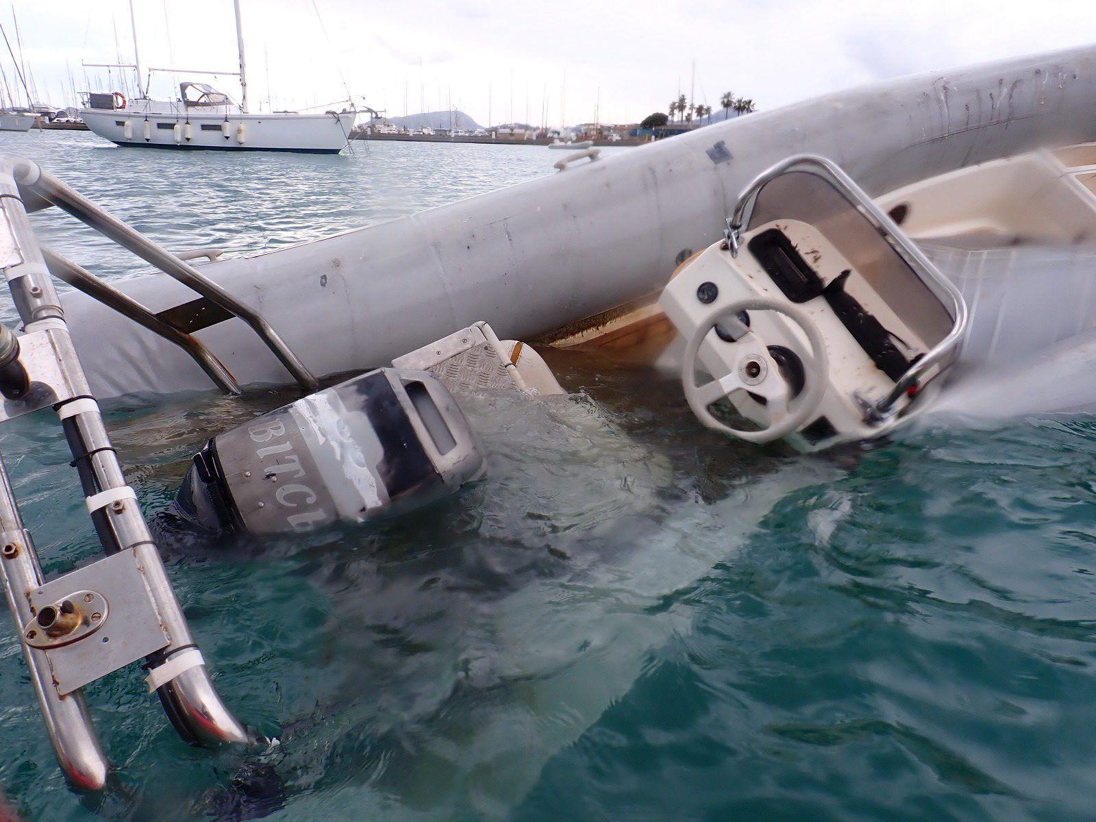 Bootswracks verschandeln den Blick auf diese schöne Bucht auf Mallorca