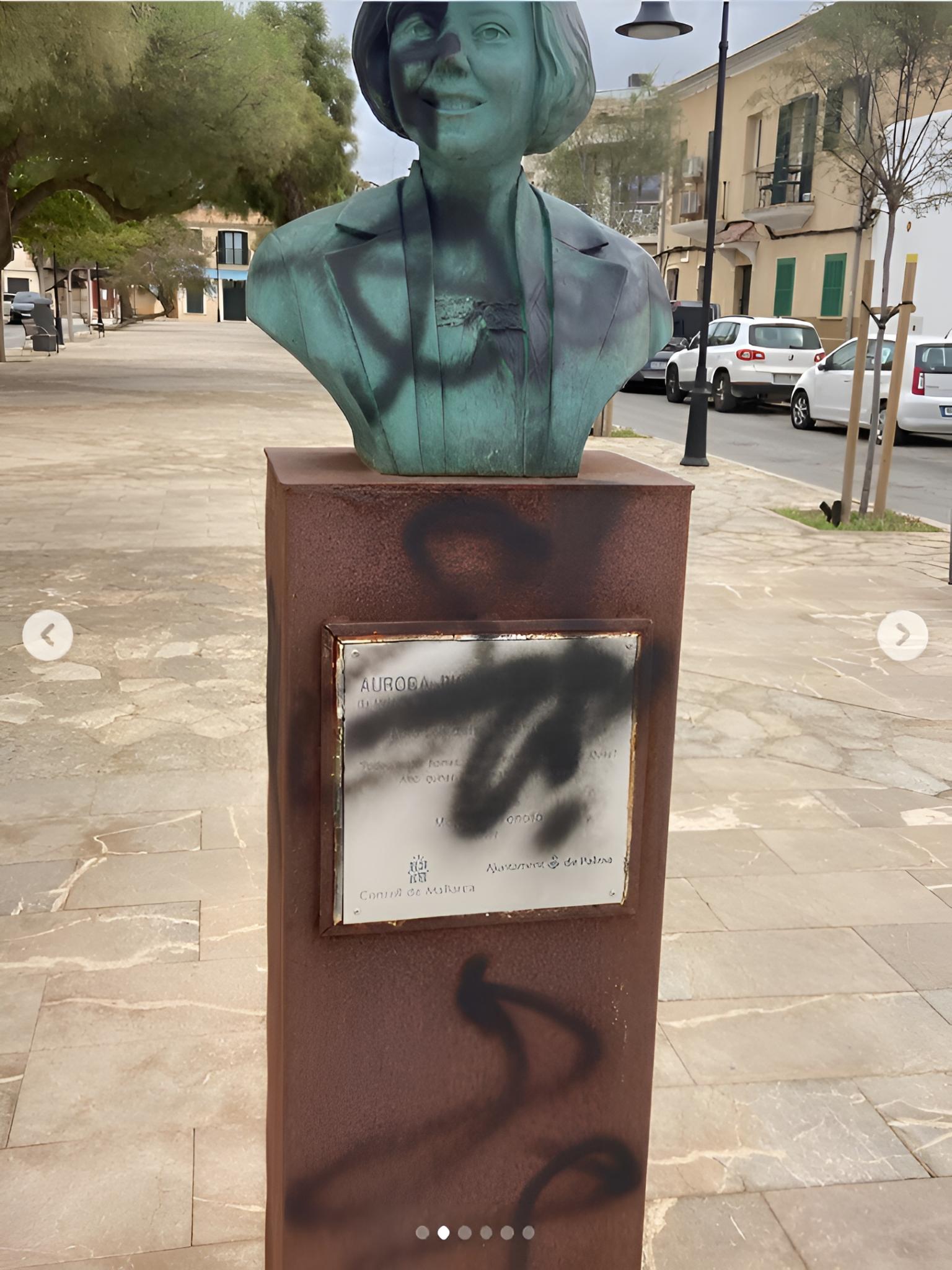 Hass auf Mallorca: Hakenkreuze und „Heil Hitler“-Code auf Denkmal für antifaschistische Ikone