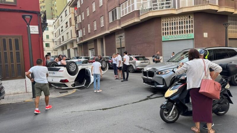 Mietwagen mit Touristen überschlägt sich auf Uferboulevard von Palma de Mallorca