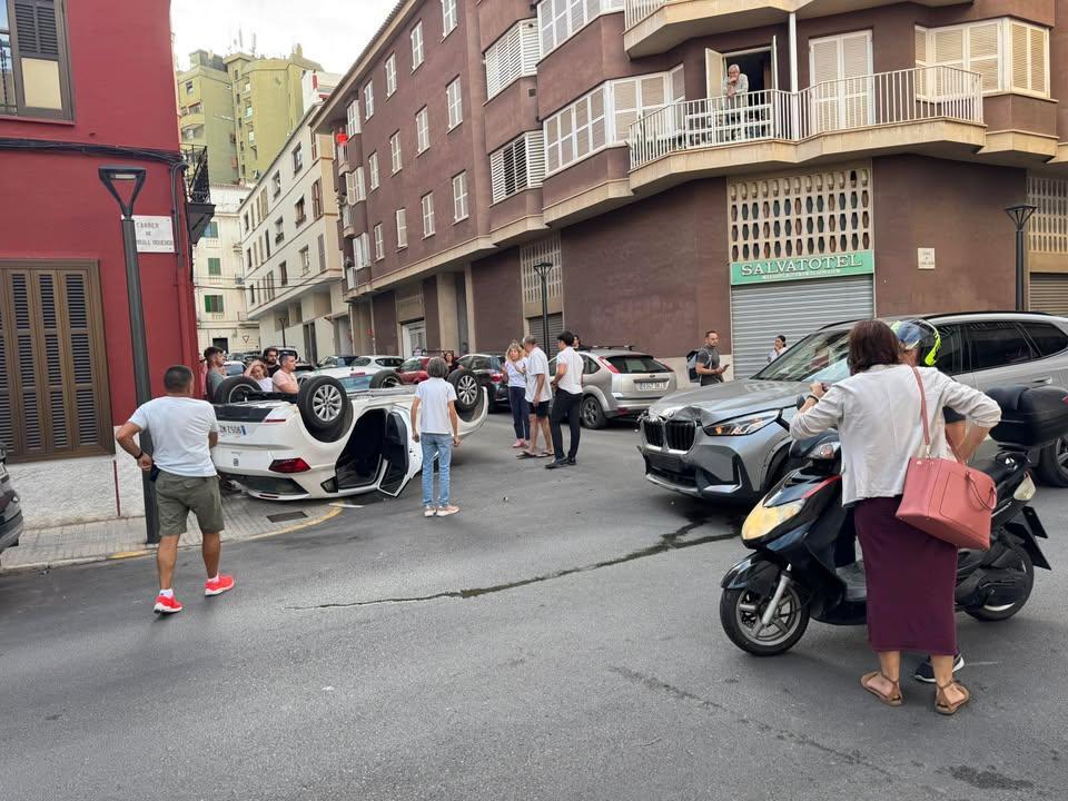 Mietwagen mit Touristen überschlägt sich auf Uferboulevard von Palma de Mallorca