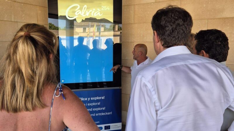 Gleich 20 Stück! Dieser Urlaubsort auf Mallorca stellte futuristische Digitalsäulen auf