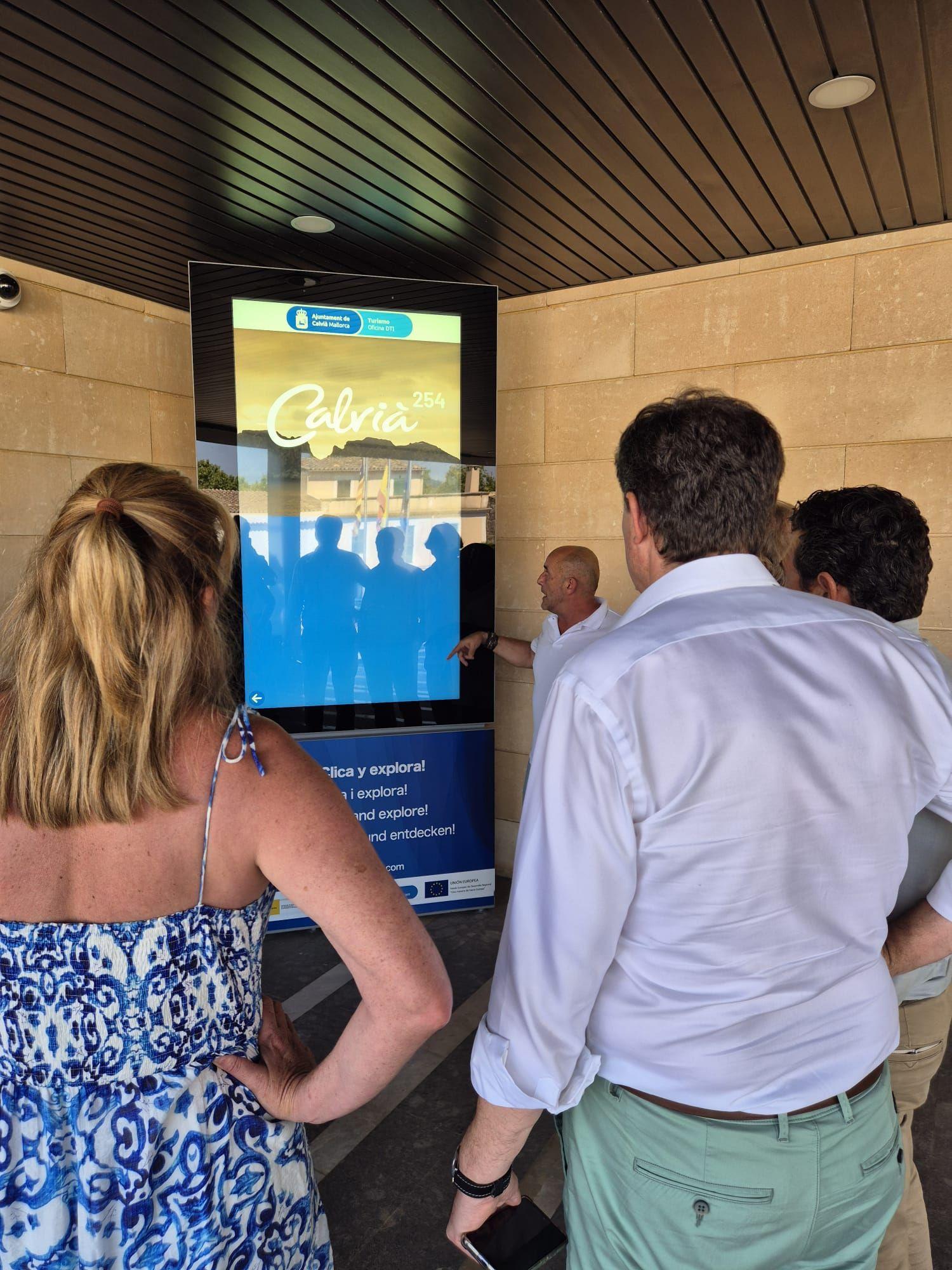 Gleich 20 Stück! Dieser Urlaubsort auf Mallorca stellte futuristische Digitalsäulen auf