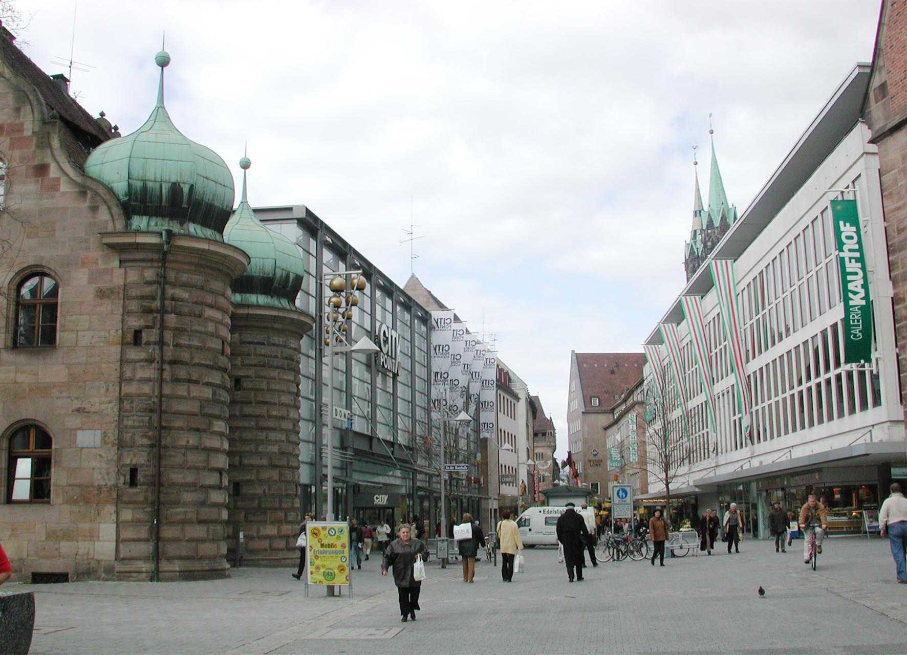 Körperverletzung im Flugzeug: Mann hat Angst vor Absturz und schlägt Frau