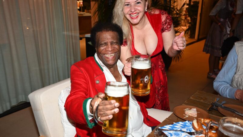 Schunkeln, Schlager und eine Maß Bier: So feierte Roberto Blanco das Oktoberfest im noblen Mallorca Country Club