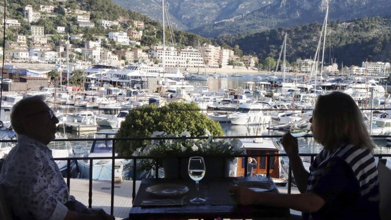 Wetterbericht Sóller am 28. Oktober 2025: Strahlend klarer Himmel über malerischem Dorf