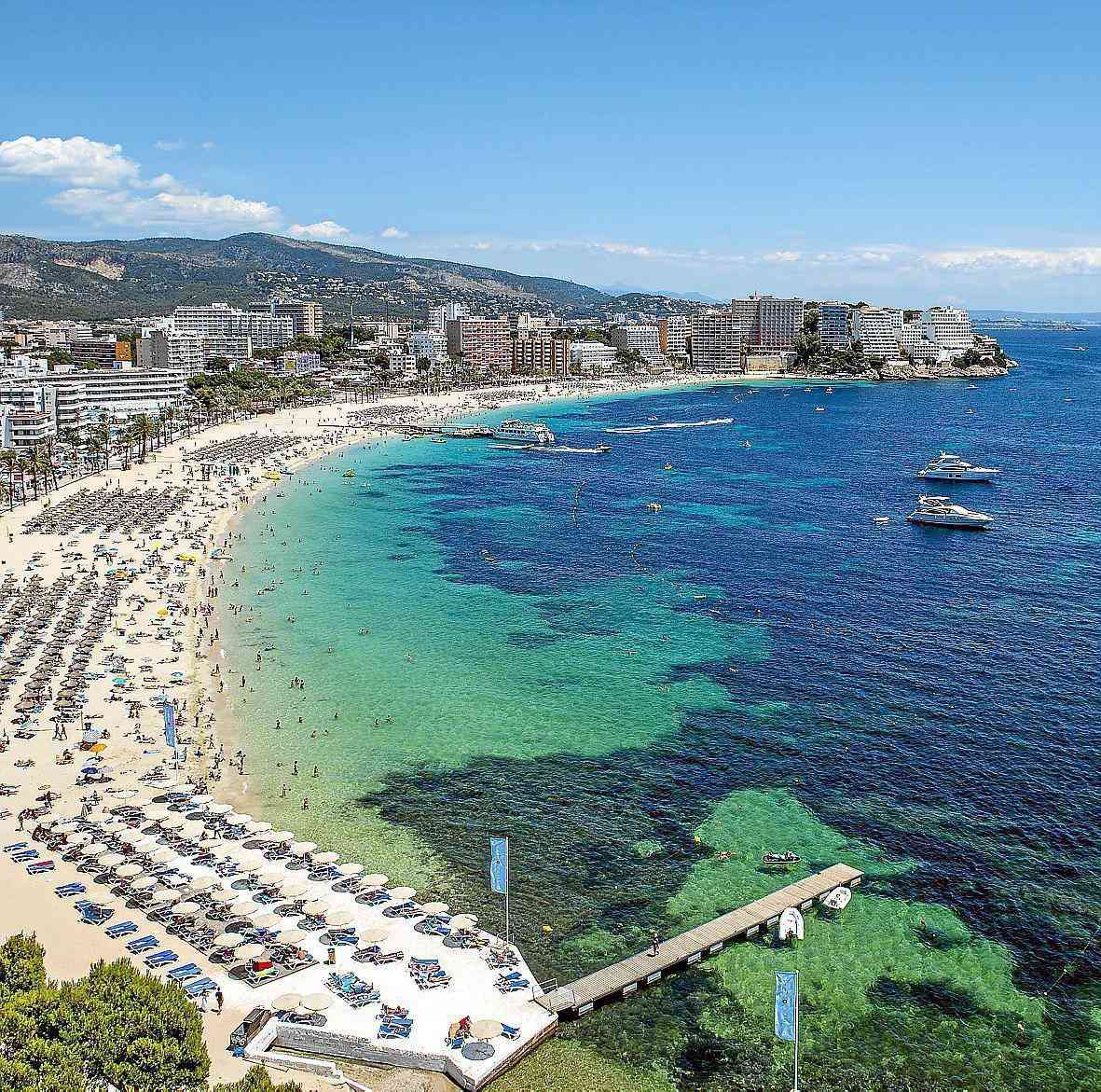 Fernseher aus Fenster geworfen: Touristin zerstört Hotelzimmer auf Mallorca voll und ganz