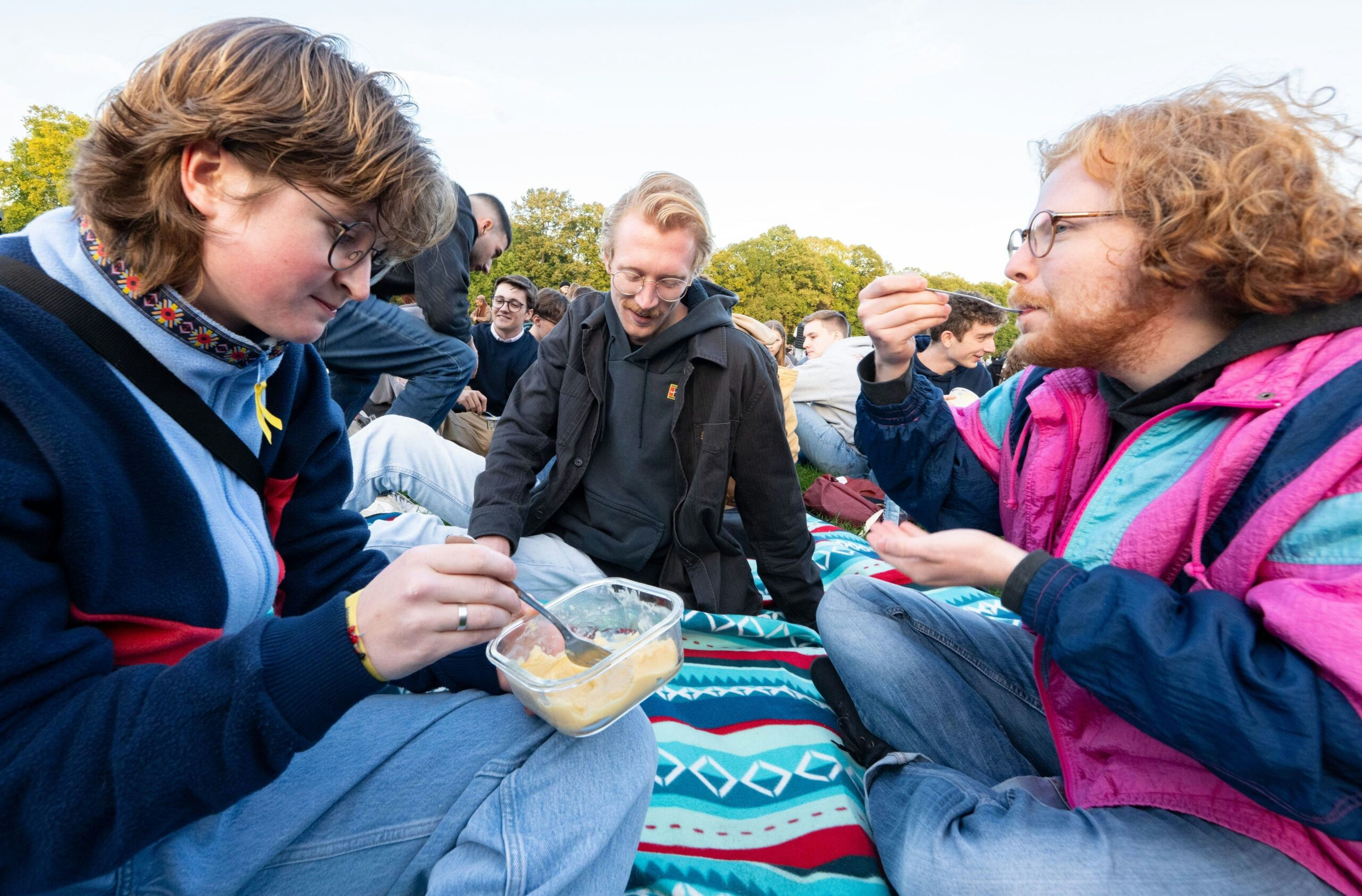 Social Media-Trend: Warum junge Menschen in Köln Pudding mit einer Gabel essen
