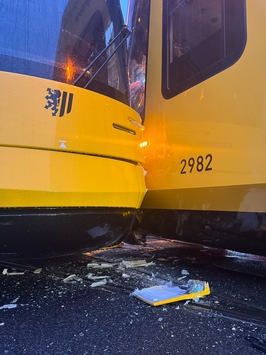 FW Dresden: Verkehrsunfall zwischen zwei Straßenbahnen – sechs Verletzte