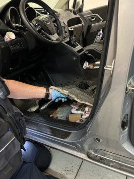 HZA-LA: Zoll stoppt Zigarettenschmuggel – 24.600 Zigaretten in Hohlräumen versteckt