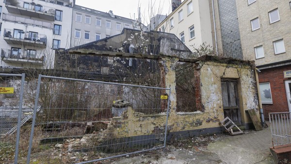 Leer stehende Gebäude in der Schanze – Hinterhof wird Lost Place