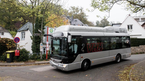 Wirbel um Busfahrer in Blankenese – weil er junger Frau helfen will