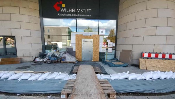 Warum Hamburger Kinderklinik mit Sandsäcken verbarrikadiert ist