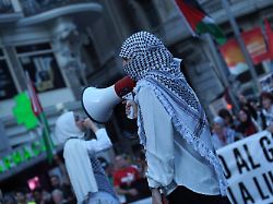 Mit Jubel in Madrid empfangen: Israel schiebt 21 Aktivisten der Gaza-Flotte nach Spanien ab