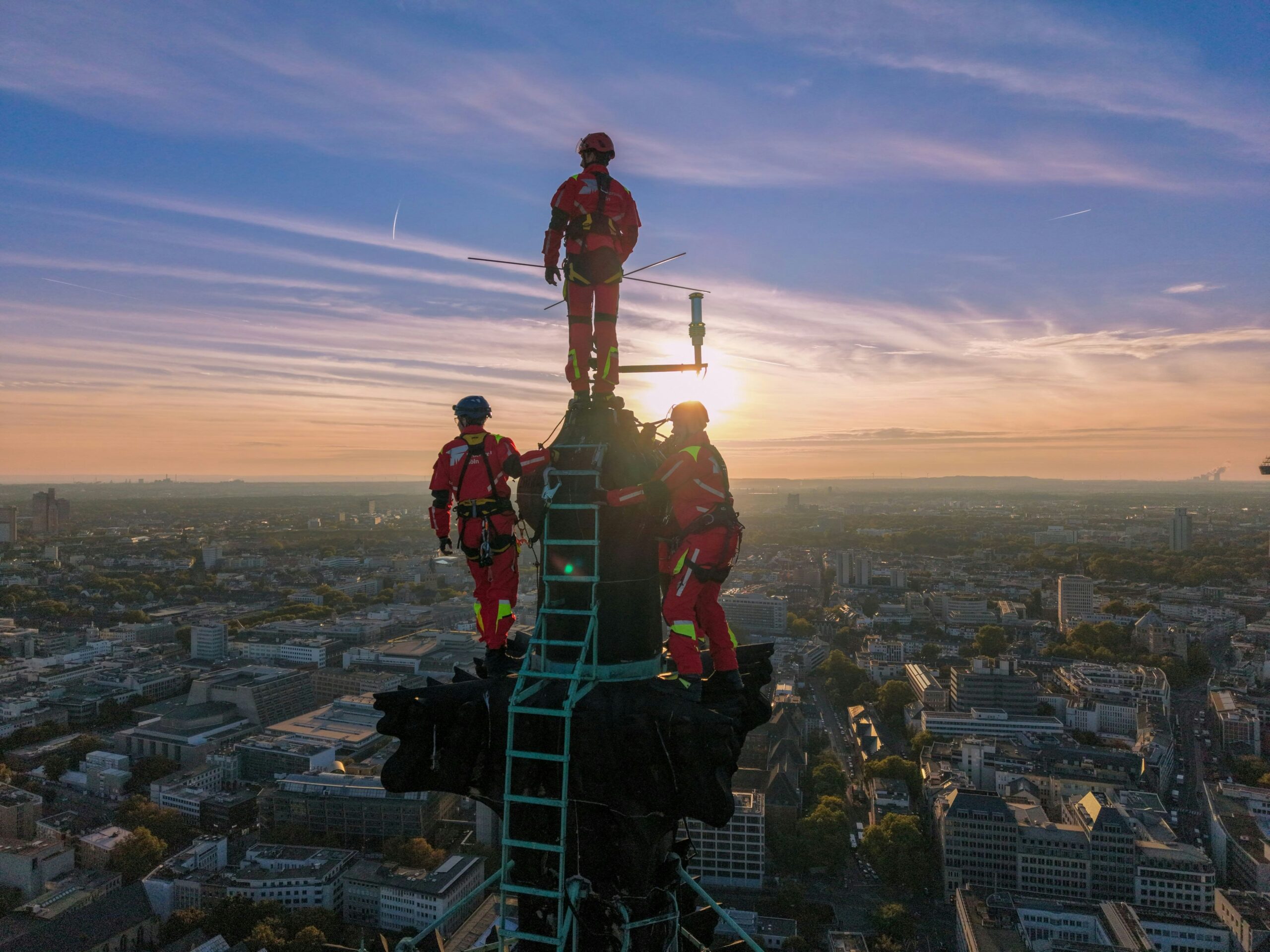 Übung am Kölner Dom: Höhenretter der Feuerwehr werden zu realem Notfall gerufen