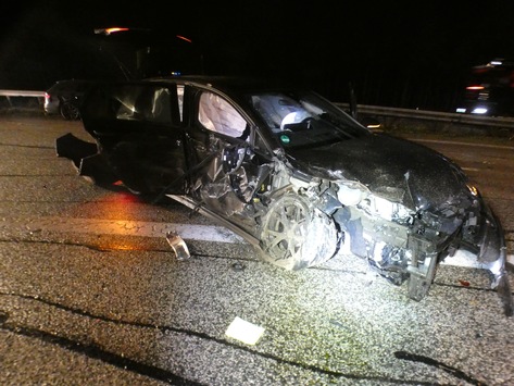 POL-HRO: Autobahn nach Unfall mit drei beteiligten Fahrzeugen voll gesperrt