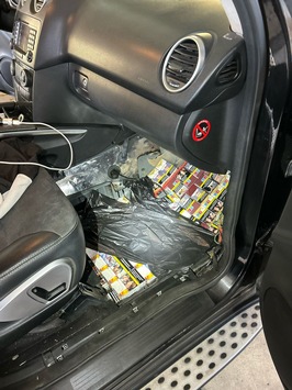 HZA-R: Auto voller Zigaretten – Grenzpolizei und Zoll aus Selb stoppen Schmuggler an der tschechischen Grenze (Gemeinsame Pressemitteilung)