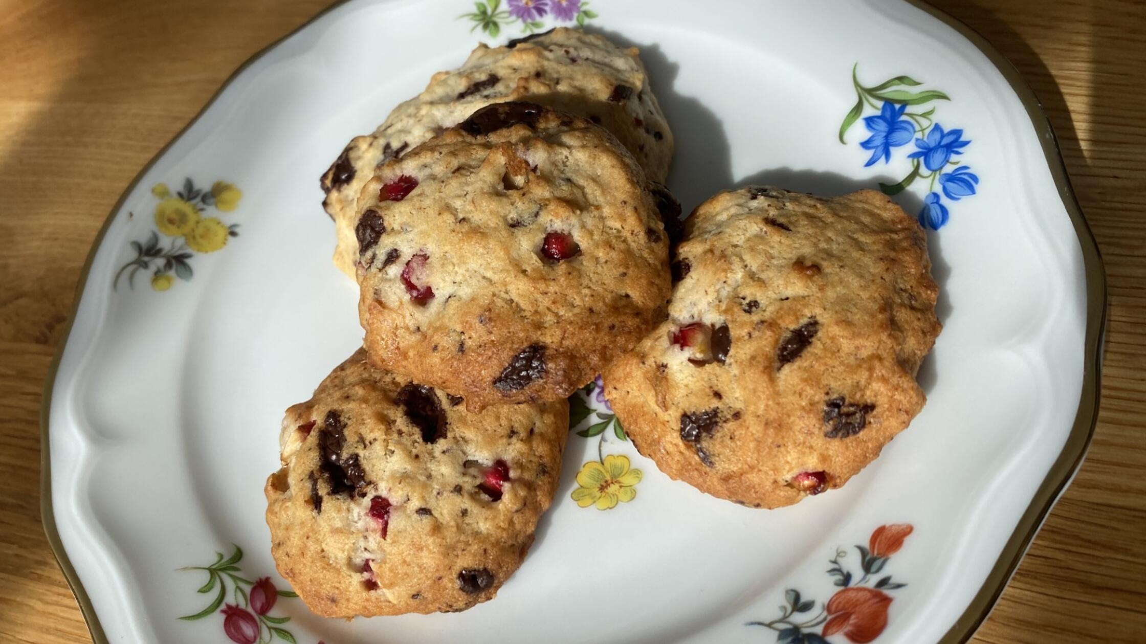 Fruchtig und flott zubereitet: Rezept für Schoko-Cookies mit Granatapfelkernen aus dem Airfryer