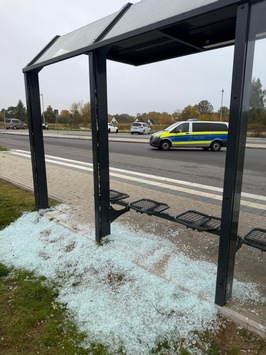 POL-HRO: Scheiben zerstört: Bushaltestelle Ziel von Vandalismus