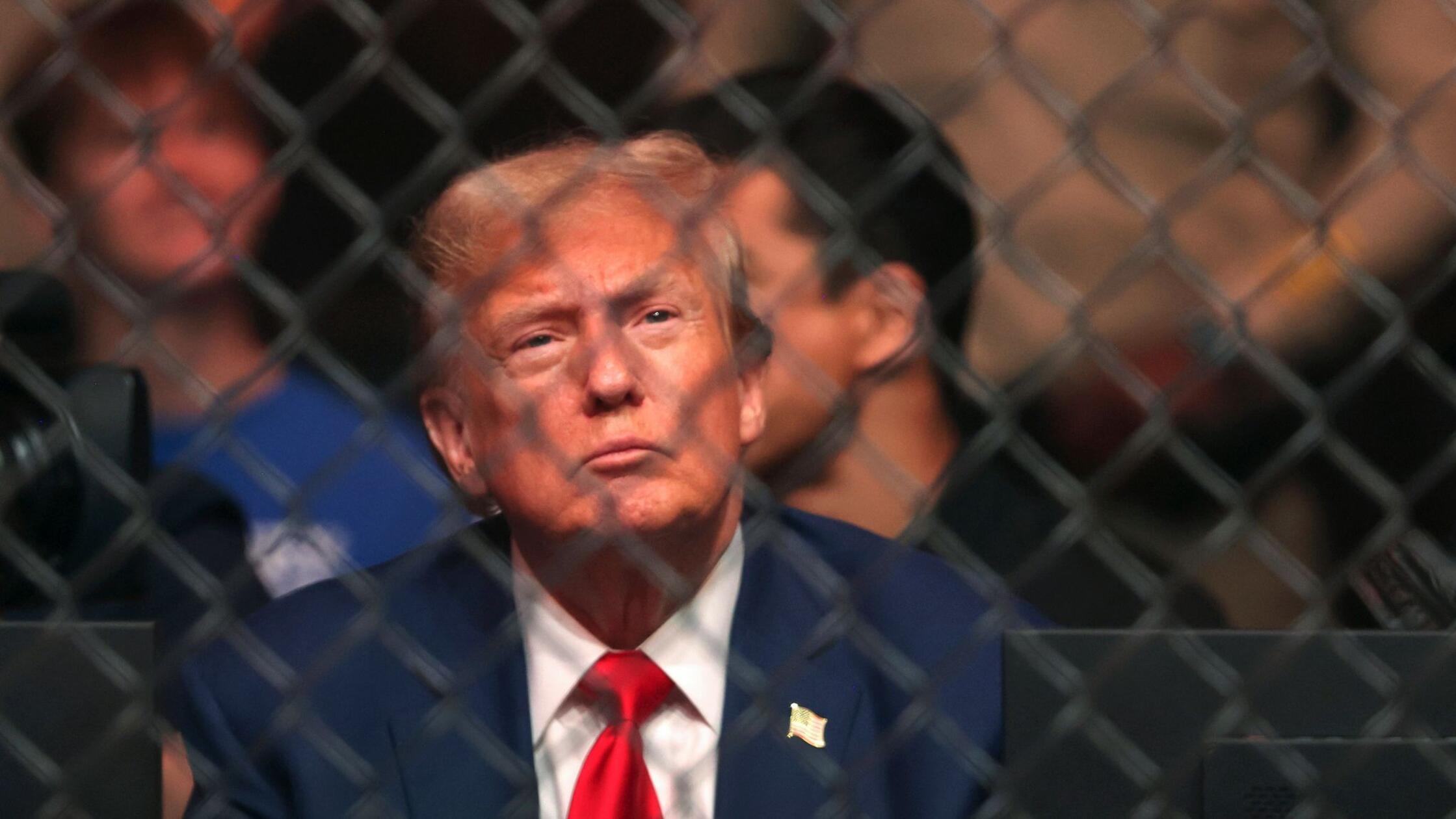 In front of the White House: Trump treats himself with a cage fight for his 80th birthday