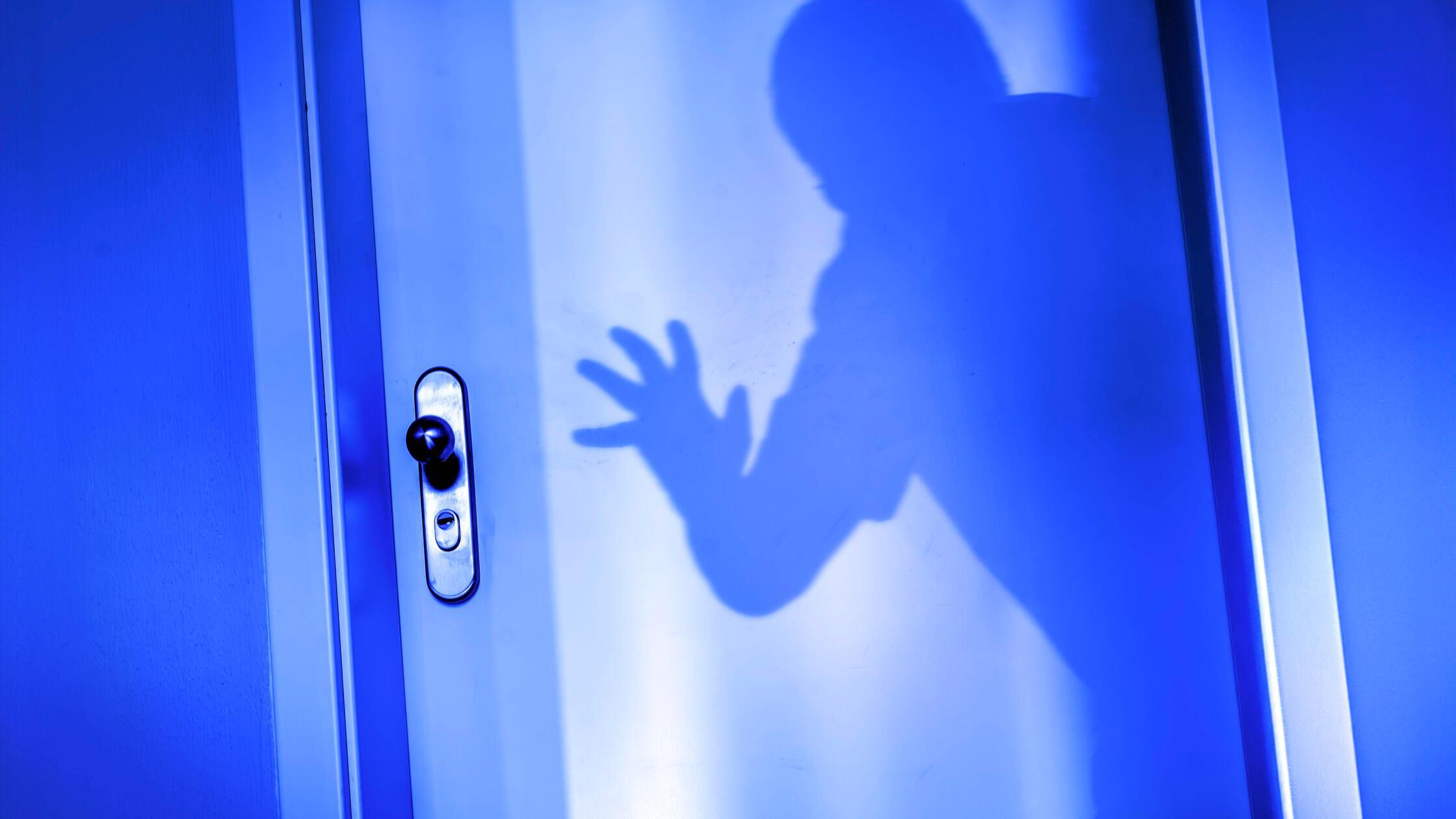 Einbruch mit hoher Beute und Schaden in Fürth – Unbekannter steigt in Einkaufsmarkt ein