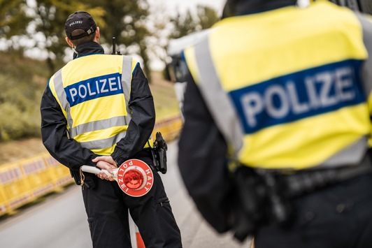 Bundespolizeidirektion München: Geschleuste mit gefälschten Ausweisen / Bundespolizei fasst mutmaßlichen Schleuser auf B23