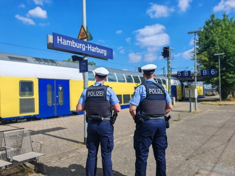 BPOL-HH: 3,4 Promille: Betrunkener Mann belästigt Fahrgäste und attackiert Zugbegleiter im Metronom-