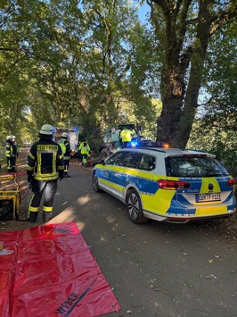 FFW Schiffdorf: Trecker fährt gegen Baum – Fahrer bleibt unverletzt