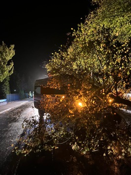 FFW Schiffdorf: 23-jähriger Bremerhaven fährt mit Transporter über Verkehrsinsel