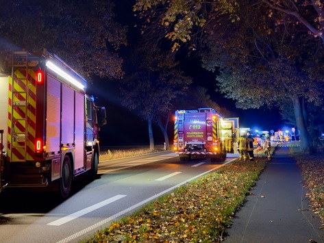 FW-OLL: Mobiltelefon alarmiert Rettungskräfte zu Verkehrsunfall mit drei verletzten Personen