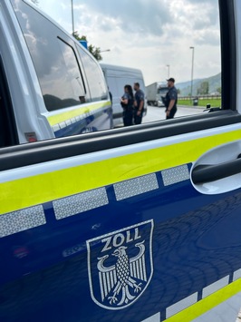 HZA-RO: Einreisender aus Österreich versteckte 17.000 Euro Bargeld unter der Fußmatte und in der Hosentasche / Zoll leitete Bußgeldverfahren ein