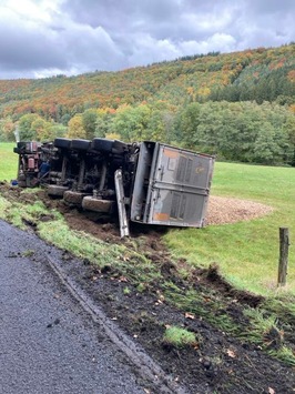 POL-OF: Von Fahrbahn abgekommen: Sattelzug mit Hackschnitzeln umgekippt