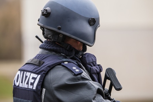 POL-PPRP: Einsatztraining der Polizeiinspektion Ludwigshafen 1 in der Karolina-Burger-Schule