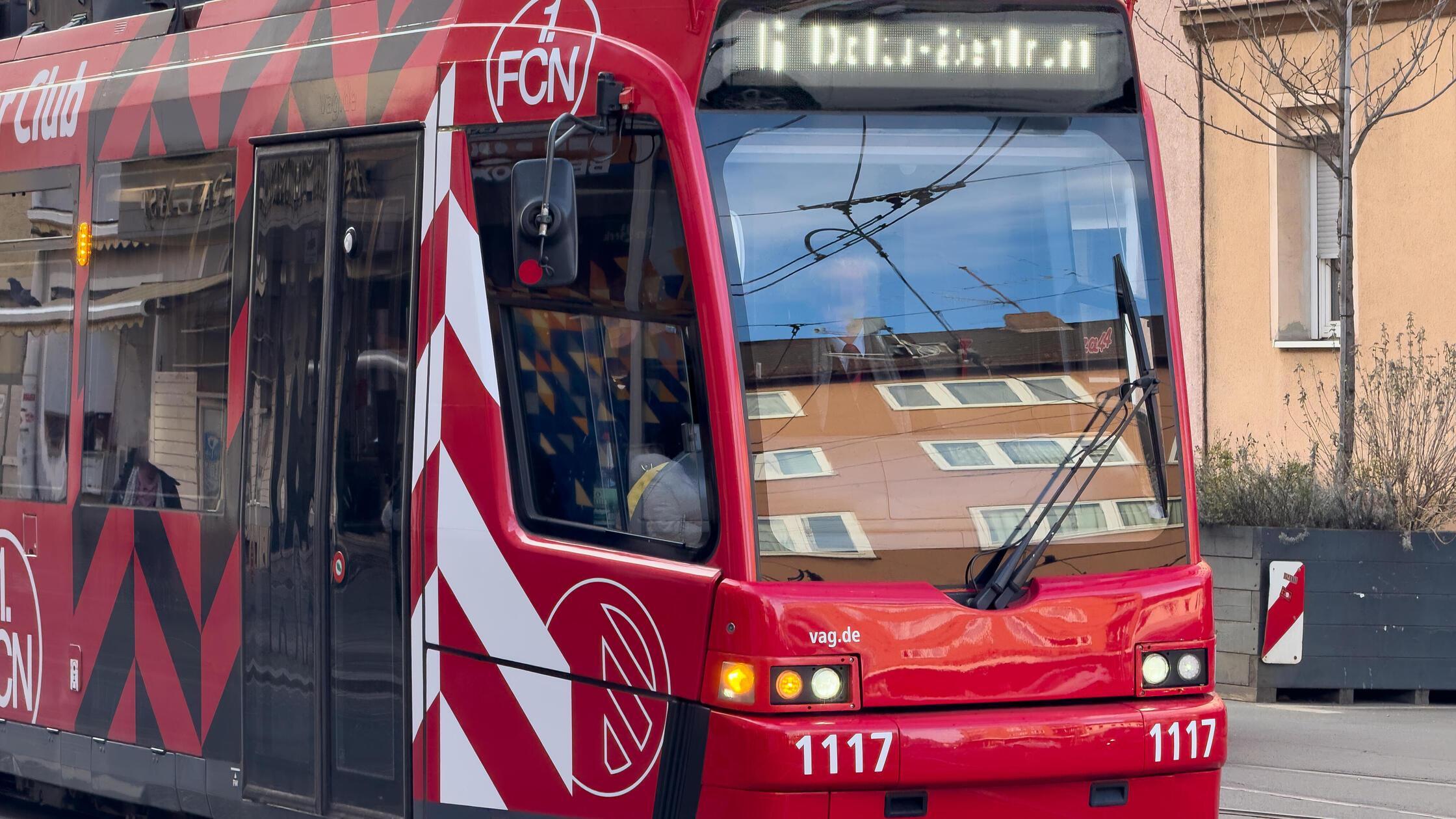 Verkehrsunfall beeinträchtigt Straßenbahn-Linien in Nürnberg – Ersatzverkehr eingerichtet