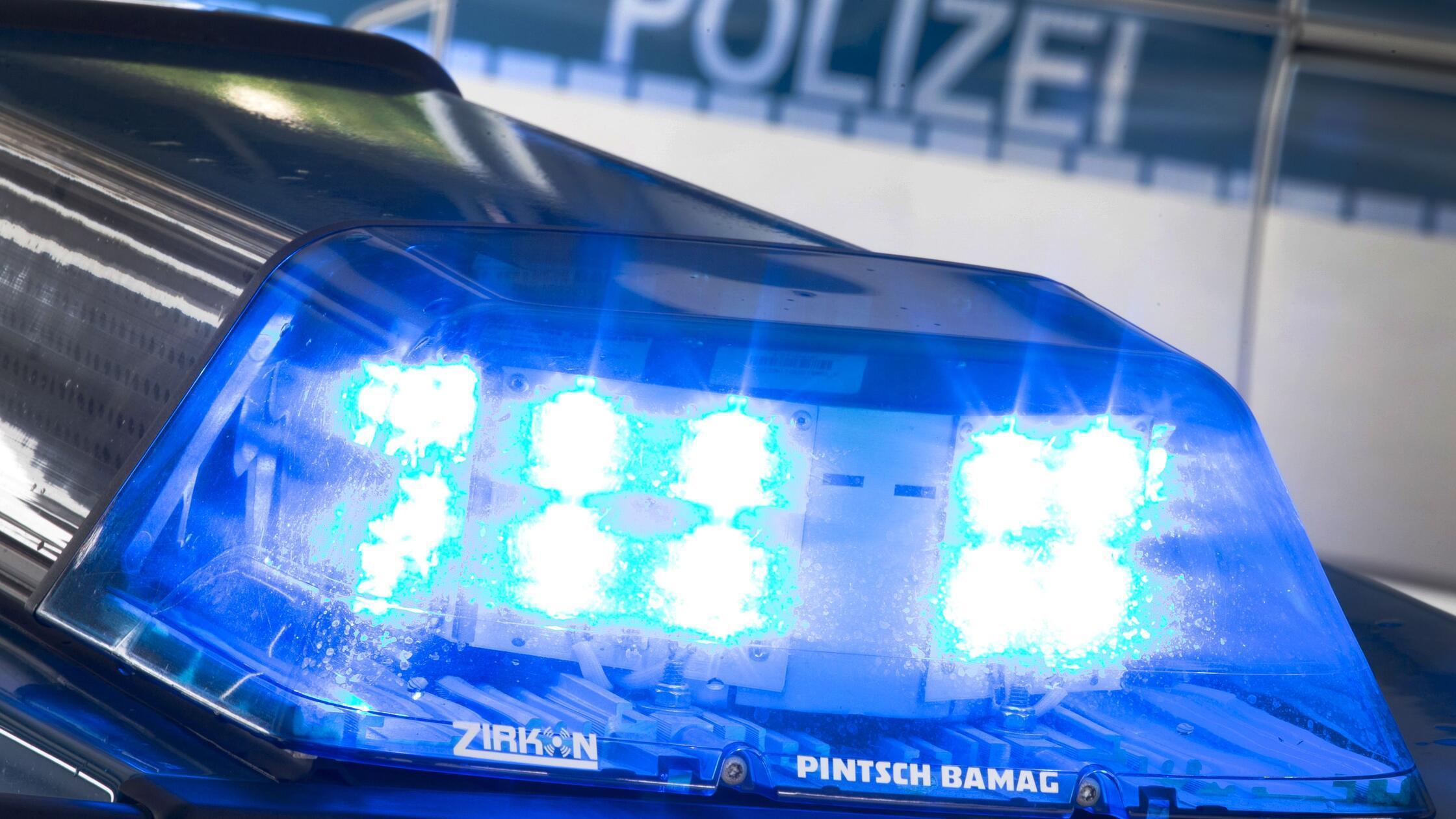 Objekte mit Parolen und Hakenkreuzen beschmiert: Polizei sucht Zeugen in Mittelfranken