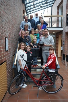 POL-COE: Rosendahl/Gewinne vom Verkehrsquiz des Rosendahler Herbstzaubers übergeben – Hauptgewinnerin freut sich über neues Fahrrad