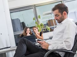Der richtige Umgang: Schadenfreude im Job – wie man sie sinnvoll nutzt