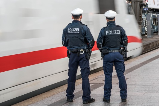 BPOL-HH: Über 3 Promille: Fehlender Fahrschein im ICE wird per Haftbefehl Gesuchtem zum Verhängnis- Festnahme und Zuführung durch Bundespolizei-