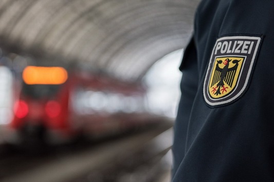 Bundespolizeidirektion München: Gewaltdelikt im Bahnhof Mühldorf am Inn – Bundespolizei sucht Zeugen