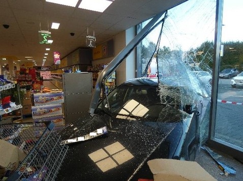 POL-CUX: Seniorin verwechselt Gas und Bremse und fährt mit ihrem PKW in einen Einkaufsmarkt in Altenwalde – eine Person leicht verletzt (Foto im Anhang)