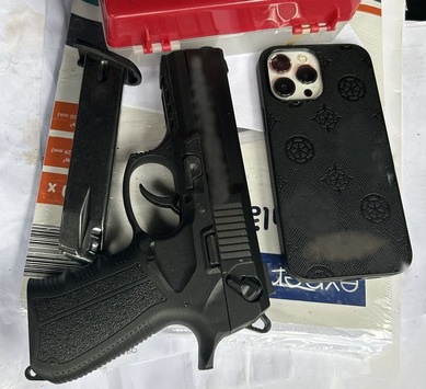 HZA-P: Potsdamer Zoll stößt bei Fahrzeugdurchsuchung auf geladene Schreckschusswaffe und 10.000 Euro Bargeld / Vermeintlicher Besitzer gibt sich unwissend