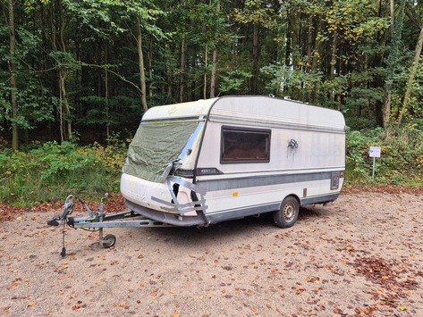 POL-KI: 251022.2 Nehmten: Unbekannte entsorgen Wohnwagen im Ruheforst