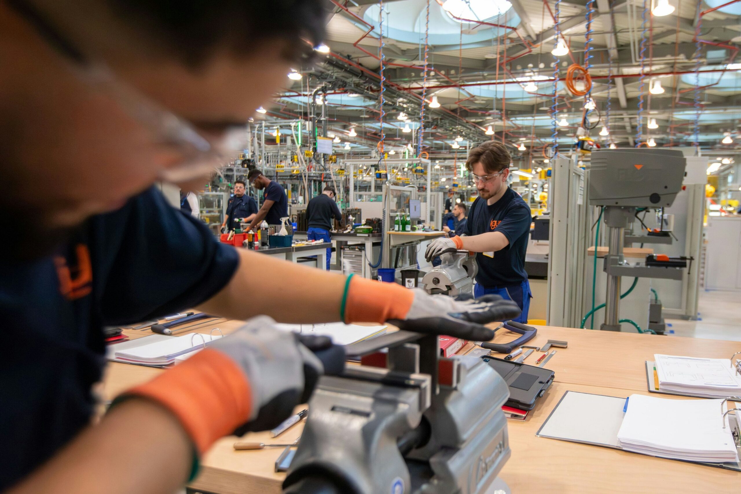 Kunststoffspezialist: Igus bildet Nachwuchstalente in eigener Ausbildungsfabrik aus