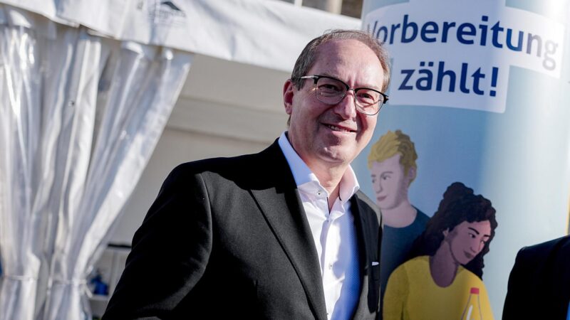 Dobrindt will Schüler auf Katastrophen- und Kriegsfall vorbereiten