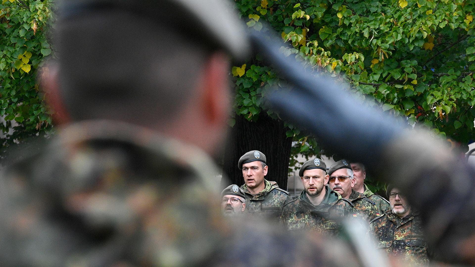 Per Los zum Wehrdienst: CSU verteidigt Pläne
