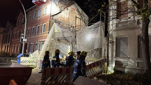 FW Helmstedt: Baugerüst drohte in Helmstedt umzustürzen – Feuerwehr und THW im Einsatz