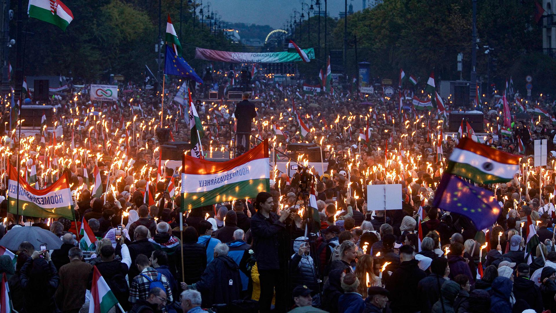 Wahlkampf-Auftakt in Ungarn: Zehntausende bei Demos in Budapest