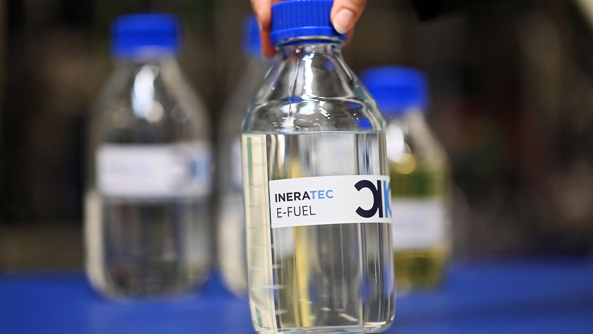 E-Fuels: Wann kommen die grünen Treibstoffe?