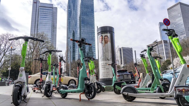 Frankfurt ordnet E-Scooter neu: Wie digitale Kontrolle das Gehweg-Chaos beendet