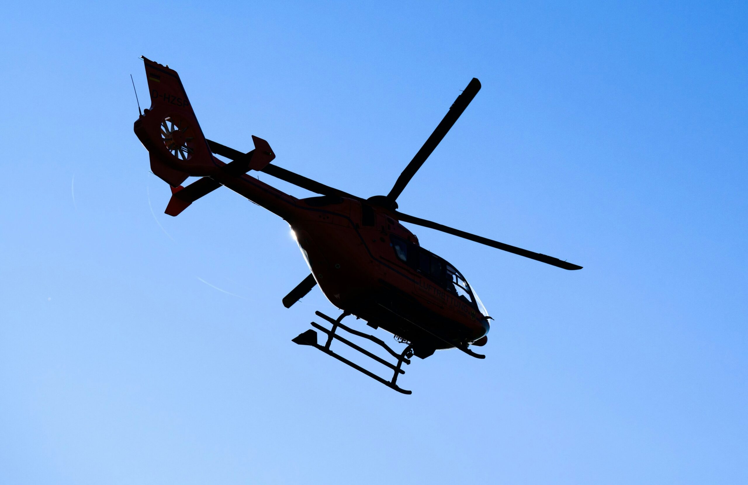 Zusammenstoß nahe Königsforst: Fahrer flüchtet nach Unfall auf A3 zu Fuß – Hubschrauber findet ihn
